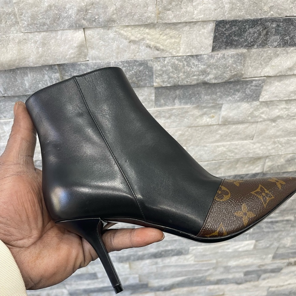Selling brand new pair of Louis Vuitton heels in a womens sz 37- 1/2